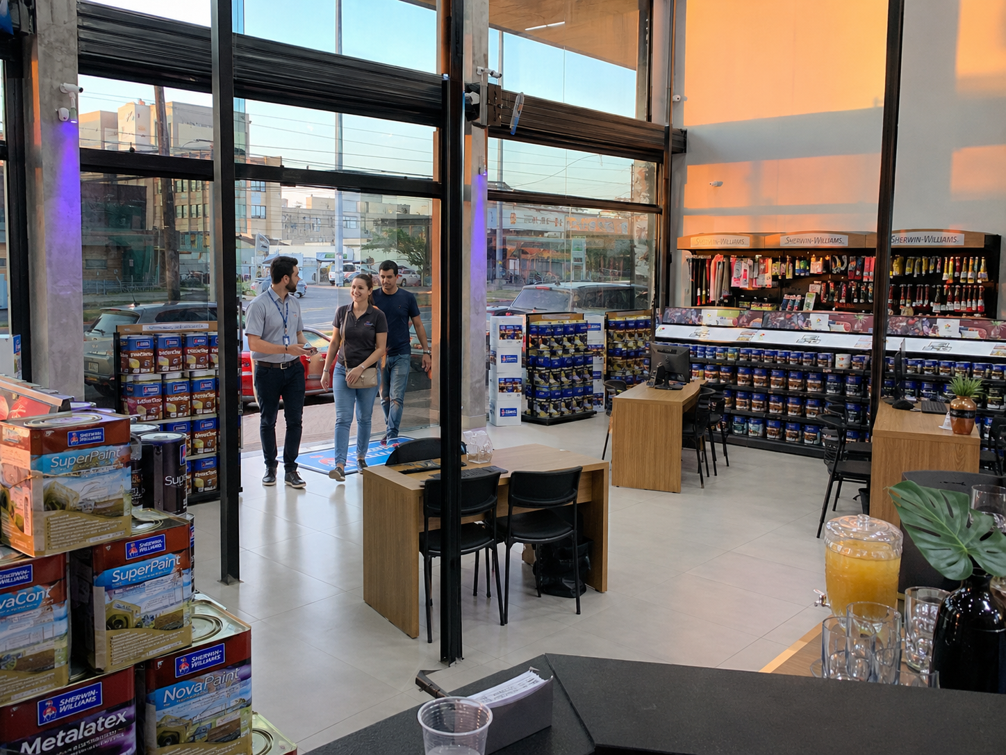 Interior da loja Ducastro Tintas com atendimento consultivo, mostruarios Sherwin-Williams e produtos de pintura.